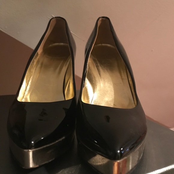 AUTHENTIC GUCCI GOLD POINTED PUMPS( final price) - Picture 2 of 8
